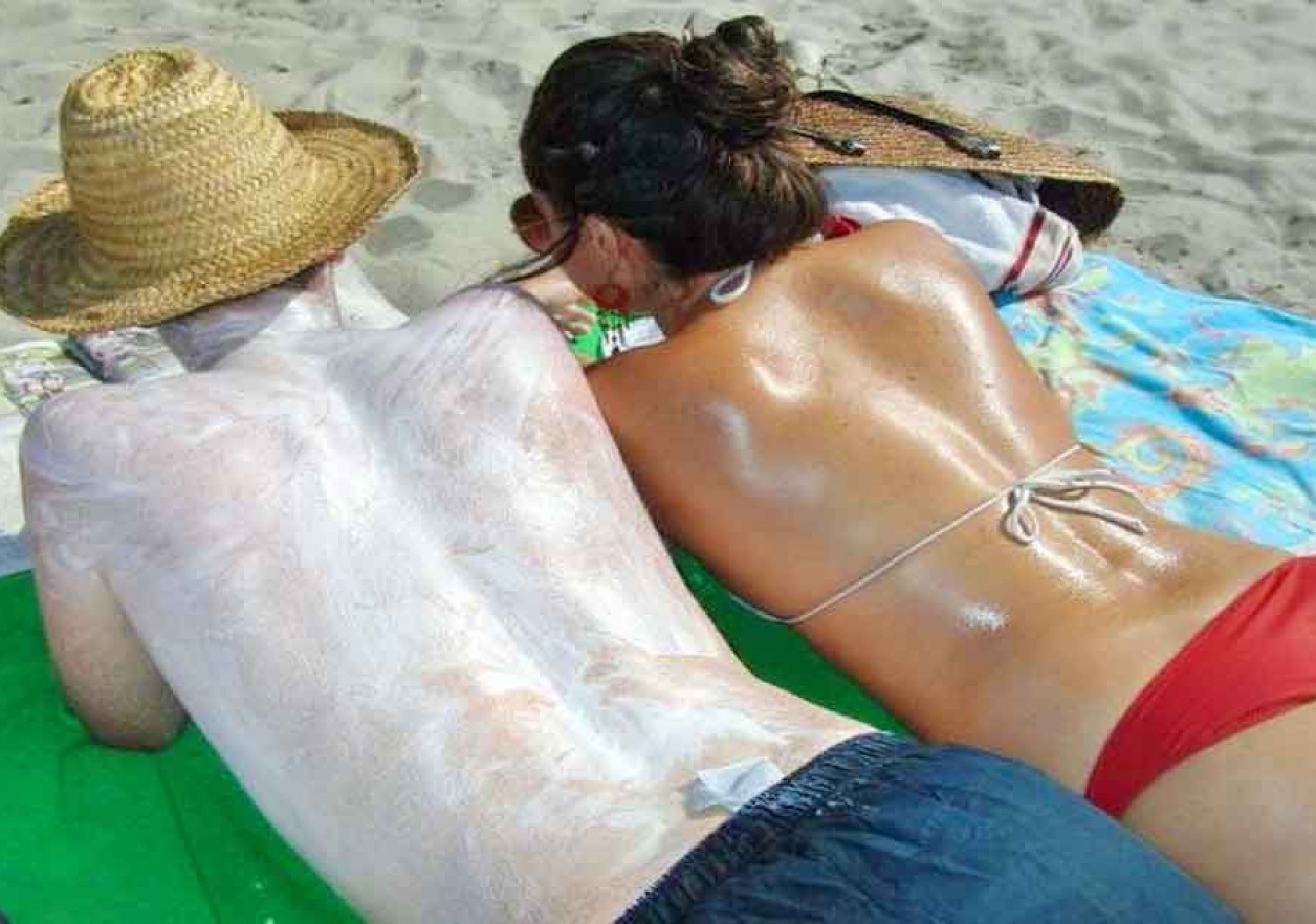 Солнечные ванны и крем для загара - порно фото