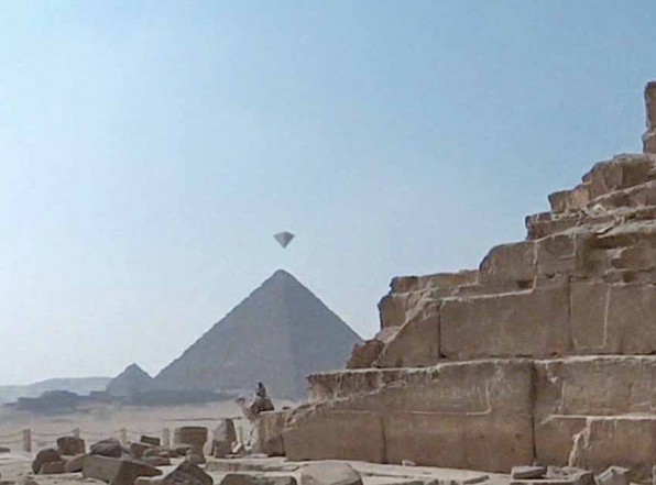 НЛО над пирамидами Гизы. Видео