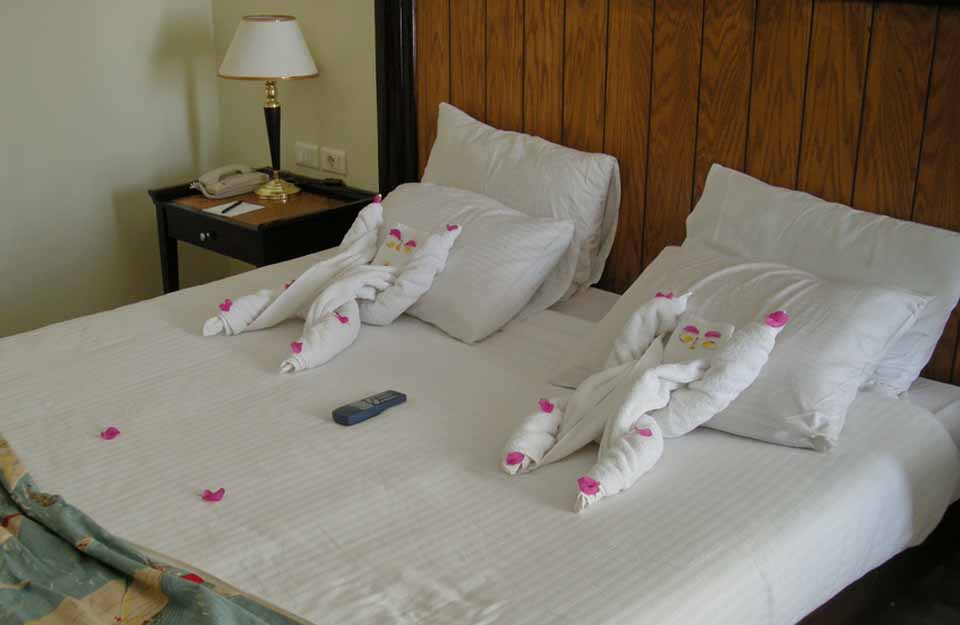 Как заправить кровать в гостинице фото