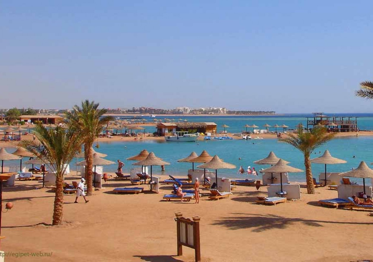 Температура красного моря хургада. Отель клаб Азур Хургада. Песчаный пляж Лагуна Хургада. Лагуна в море в Египте Хургада что это.