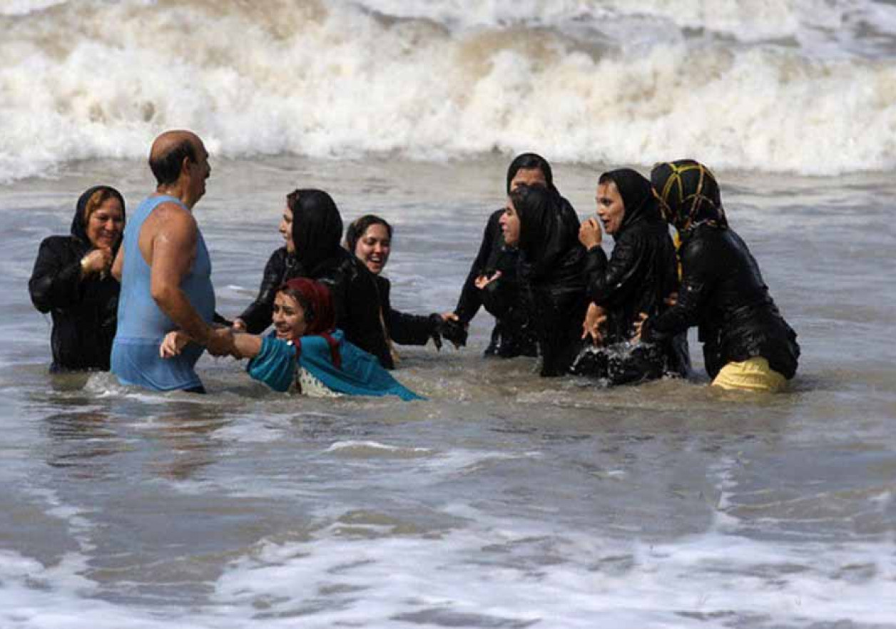 Можно ли мыться в уразу. Мусульманка на море. Арабские женщины на пляже. Мусульманки купаются в море. Мусульманские женщины на пляже.